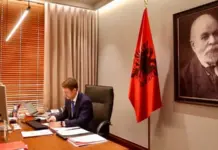 “Po ata idiotët shqiptarë atje çfarë thonë”/ Ministri Ferit Hoxha: Qëndrimet mbi politikën e jashtme nuk komunikohen me SMS