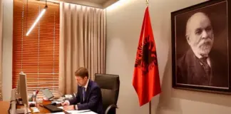 “Po ata idiotët shqiptarë atje çfarë thonë”/ Ministri Ferit Hoxha: Qëndrimet mbi politikën e jashtme nuk komunikohen me SMS