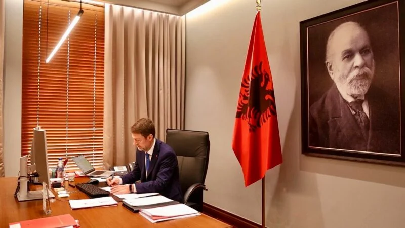  Po ata idiotët shqiptarë atje çfarë thonë   Ministri Ferit Hoxha  Qëndrimet mbi politikën e jashtme nuk komunikohen me SMS