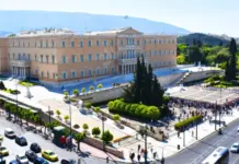 Tronditje në Parlamentin grek/ Skandali OPEKEPE, tre ministra japin dorëheqjen