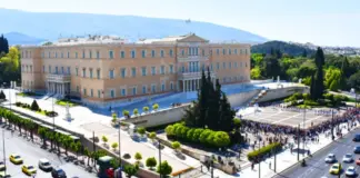 Tronditje në Parlamentin grek/ Skandali OPEKEPE, tre ministra japin dorëheqjen