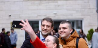 Hoxha dialog me studentët e Korçës: Integrimi evropian nuk është më ëndërr por projekt real. Kapitali njerëzor, potenciali ynë i madh