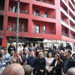 Manastirliu takon banorët e pallatit të dëmtuar nga zjarri: Mbështetje konkrete për çdo familje të prekur, bonus qiraje dhe dëmshpërblim i dëmeve