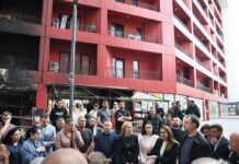 Manastirliu takon banorët e pallatit të dëmtuar nga zjarri: Mbështetje konkrete për çdo familje të prekur, bonus qiraje dhe dëmshpërblim i dëmeve