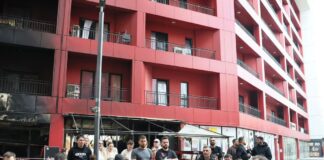 Manastirliu takon banorët e pallatit të dëmtuar nga zjarri: Mbështetje konkrete për çdo familje të prekur, bonus qiraje dhe dëmshpërblim i dëmeve