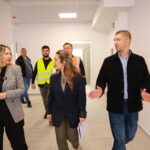 U dëmtua nga tërmeti, Ristani inspekton shkollën e rikosntruktuar “Mersin Duqi” në Bërzhitë: Gati të rihapë dyert në shtator, një hapësire moderne dhe me standarde