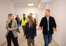 U dëmtua nga tërmeti, Ristani inspekton shkollën e rikosntruktuar “Mersin Duqi” në Bërzhitë: Gati të rihapë dyert në shtator, një hapësire moderne dhe me standarde