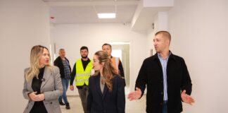 U dëmtua nga tërmeti, Ristani inspekton shkollën e rikosntruktuar “Mersin Duqi” në Bërzhitë: Gati të rihapë dyert në shtator, një hapësire moderne dhe me standarde