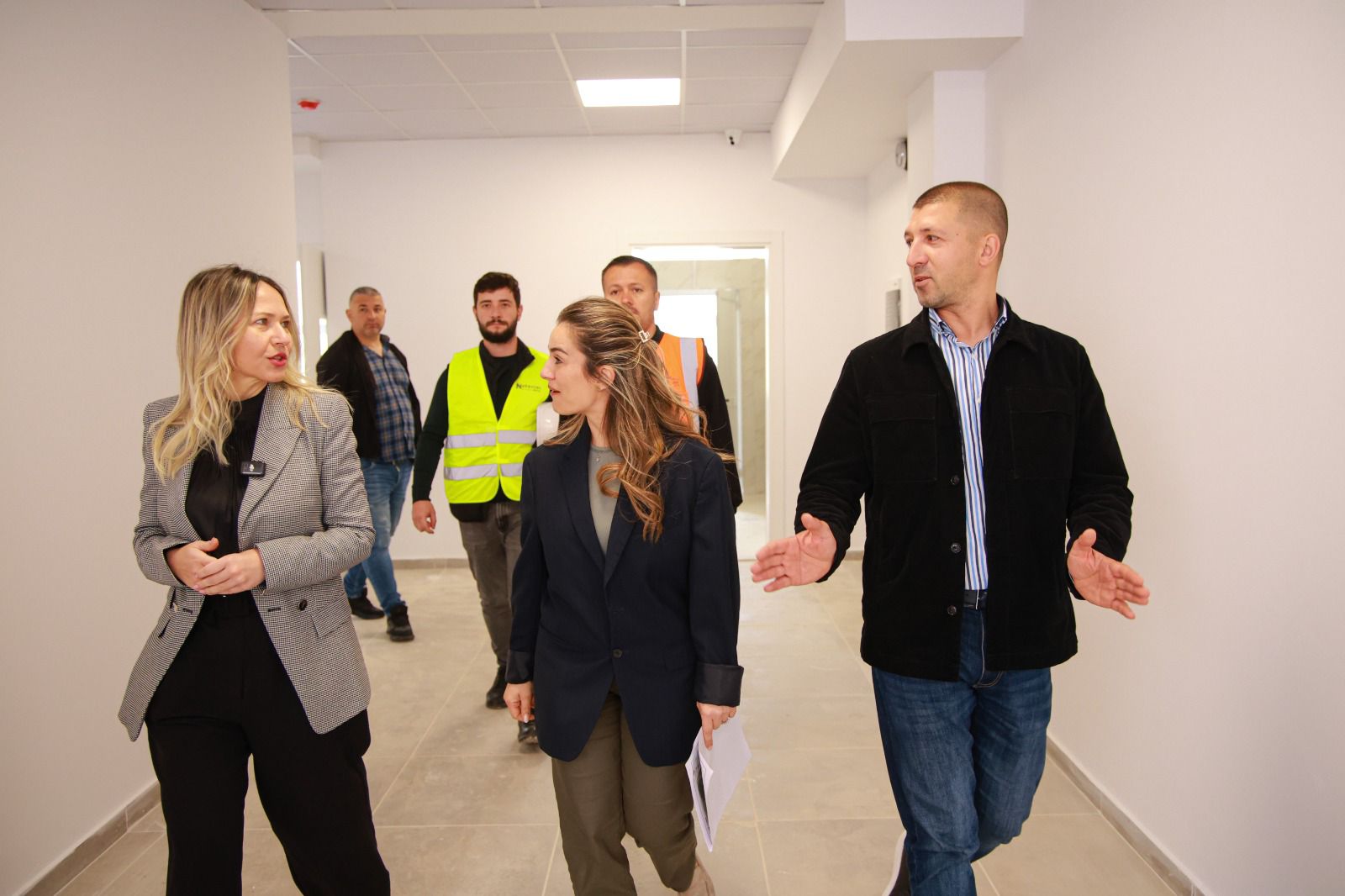 U dëmtua nga tërmeti, Ristani inspekton shkollën e rikosntruktuar “Mersin Duqi” në Bërzhitë: Gati të rihapë dyert në shtator, një hapësire moderne dhe me standarde