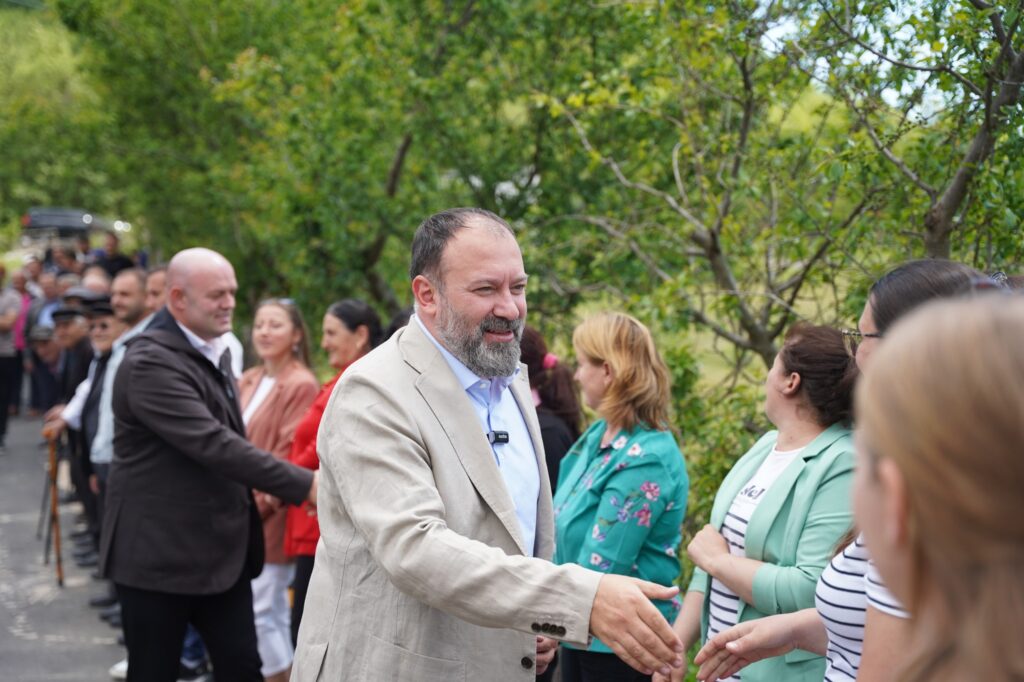 Mazniku inspektime në Librazhd  Rrugën që dikur komunës i duheshin 10 vite ta bënte  sot përfundoi me një investim të vetëm
