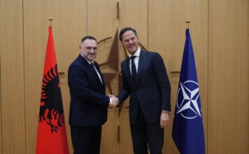 Ministri i Mbrojtjes takohet me shefin e NATO-s në Bruksel