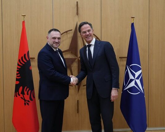 Ministri i Mbrojtjes takohet me shefin e NATO-s në Bruksel