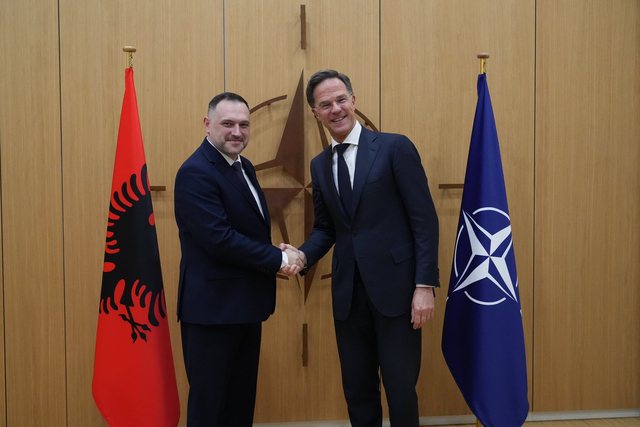 Ministri i Mbrojtjes takohet me shefin e NATO-s në Bruksel