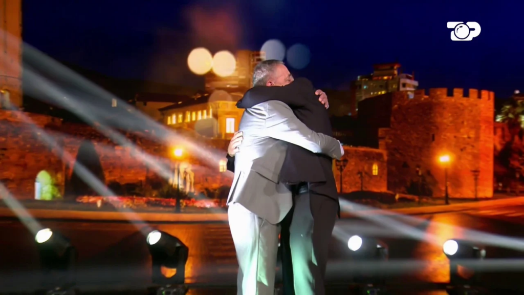 Surprizë emocionuese për Mateon  finalisti takohet me babanë e tij në studio  Dasmën e madhe do e bëjmë në 
