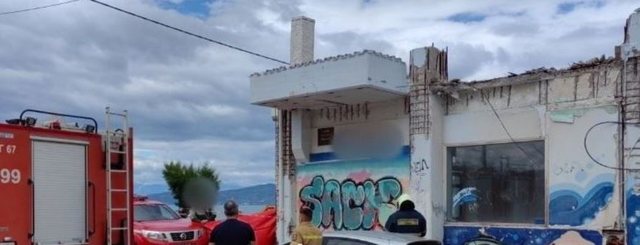 Shembet ndërtesa e braktisur në Greqi  vdes kalimtarja  plagosen dy fëmijët e saj