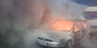 Gazetarit i digjet makina, ai e lidh sulmin me punën e tij