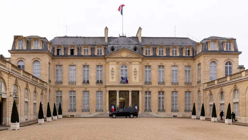  Antikorrupsioni  zbarkon në Pallatin Elysee  hetime për kontratat publike të fituara nga e njëjta kompani  mbi dy mln euro dëm shtetit