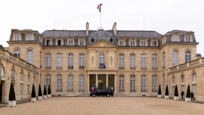 Secretary_Pompeo_Arrives_to_Meet_with_French_Foreign_Minister_Le_Drian_in_Paris_50610423656_cropped_sd