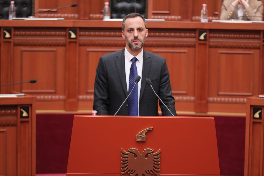 Lamallari sjell në Kuvend fjalët e ish drejtorit të Policisë së Shtetit në kohën e PD  Skënder Hita  një nga emrat më të spikatur  Karrierë të ndërtuar me integritet