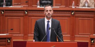 Lamallari sjell në Kuvend fjalët e ish-drejtorit të Policisë së Shtetit në kohën e PD: Skënder Hita, një nga emrat më të spikatur. Karrierë të ndërtuar me integritet