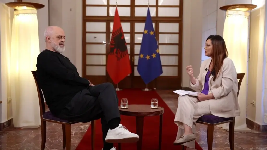  Nuk kam takuar tjetër shkrimtar veç Kadaresë   rrëfimi ekskluziv i Ramës për librin  Në Sofrën e Hënës   Jam i dashuruar me gjuhën shqipe