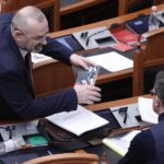 FOTO/ Ulsi Manja i dhuron Erion Braçes librin “Stalini përballë Hitlerit”