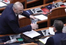 FOTO/ Ulsi Manja i dhuron Erion Braçes librin “Stalini përballë Hitlerit”