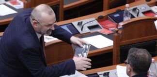 FOTO/ Ulsi Manja i dhuron Erion Braçes librin “Stalini përballë Hitlerit”