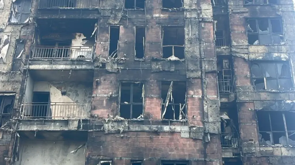 Zjarri te pallati pranë QSUT së  4 të arrestuar  shpallet në kërkim administratori i  Arlis   Dëmtohen 71 shtëpi  kompania  Do rindërtojmë fasadën dhe apartamantet