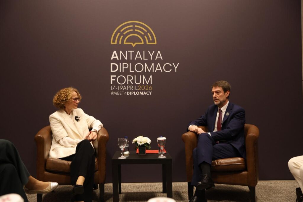 Ministri Hoxha takim me zëvendëssekretaren e përgjithshme të NATO s  Fokus te Samiti në Tiranë dhe siguria rajonale