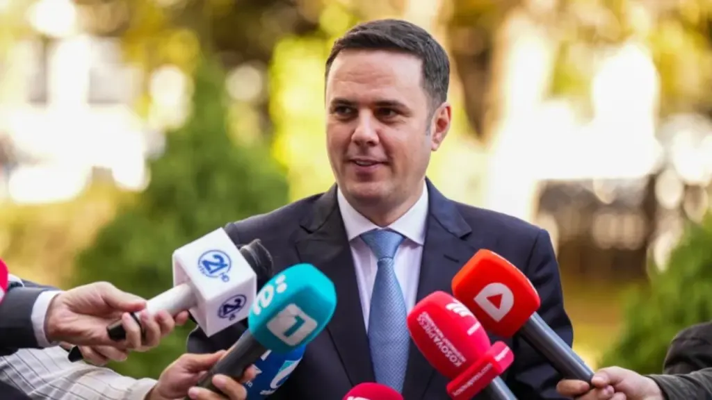 Përfundon takimi Kurti Abdixhiku  kreu i LDK së  Po përpiqemi të gjejmë zgjidhje për çështjen e presidentit