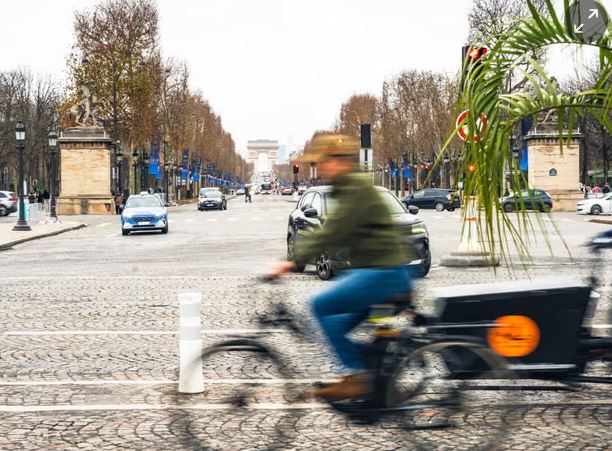 Si i zëvendësoi Parisi makinat me biçikletat