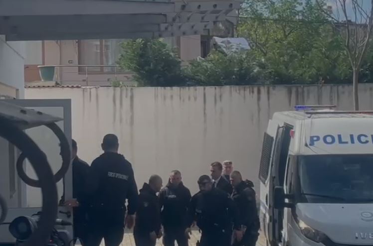 Shfaqet ERION VELIAJ publikisht pas seancës që fitoi në KUSHTETUESE  nis gjyqi me OLSI DADO n  VIDEO 