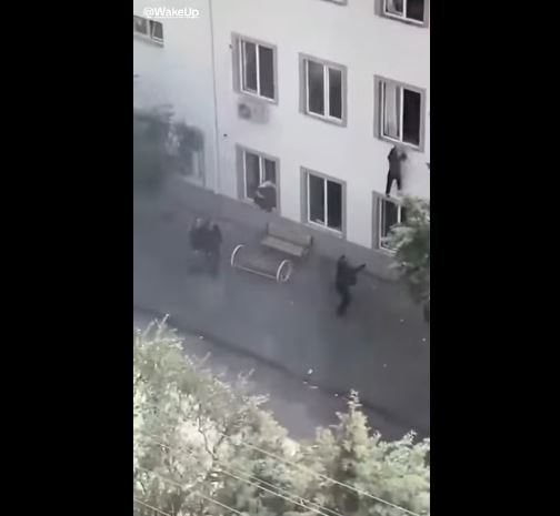 VIDEO  PAMJE TMERRI në TURQI  momenti kur persona të armatosur hyjnë në një shkollë  Rregjistrohen 4 viktima