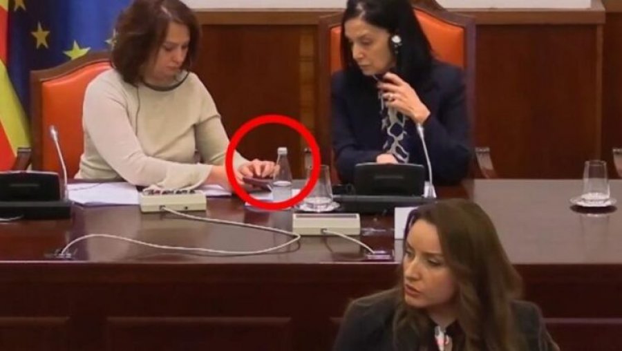 Sherr në Kuvendin e Maqedonisë së Veriut për gjuhën shqipe  deputetja shqiptare bllokon seancën