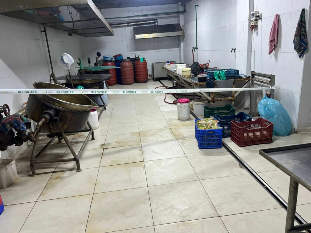 Shkelje të higjienës  AKU bllokon mbi 110 ton fruta perime në një biznes në Shkodër  i ndërpret aktivitetin