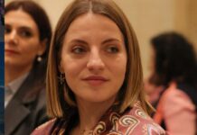 ‘S’kam me e lëshue gegnishten teme’, Koçeku u përgjigjet kritikave për artikulimin e saj: Nëse duhet rri në gardhin tim, e s’përtyp asfaltin e Tiranës