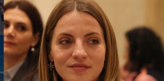 ‘S’kam me e lëshue gegnishten teme’, Koçeku u përgjigjet kritikave për artikulimin e saj: Nëse duhet rri në gardhin tim, e s’përtyp asfaltin e Tiranës