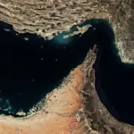 Irani devijon anijet në Hormuz për shkak të rrezikut nga minat, Ishulli Larak kthehet në pikë kyçe strategjike