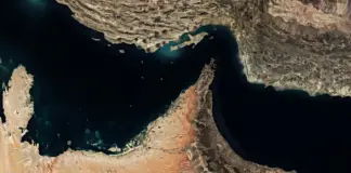 Irani devijon anijet në Hormuz për shkak të rrezikut nga minat, Ishulli Larak kthehet në pikë kyçe strategjike