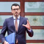 Kriza me çmimin e karburanteve/ A do të hiqet taksa e qarkullimit? Përgjigjet ministri Karakaçi