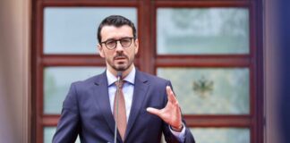 Kriza me çmimin e karburanteve/ A do të hiqet taksa e qarkullimit? Përgjigjet ministri Karakaçi