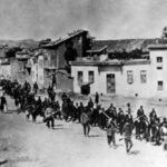 “Mos na lini në duart e xhelatëve!”, klithmat e shqiptarëve në Tivar 1945! Dëshmitë e të mbijetuarve zbulojnë një operacion të organizuar ushtarak! Kërkesa e Titos për Enverin