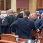 Episod i tensionuar në Kuvend, Noka i hedh shishen e ujit Taulant Ballës