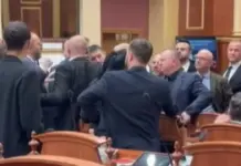 Episod i tensionuar në Kuvend, Noka i hedh shishen e ujit Taulant Ballës