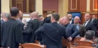 Episod i tensionuar në Kuvend, Noka i hedh shishen e ujit Taulant Ballës