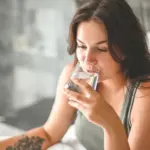 Mos e pini më ujin pas disa orësh, ekspertët zbulojnë “kufirin” që shumica e injoron