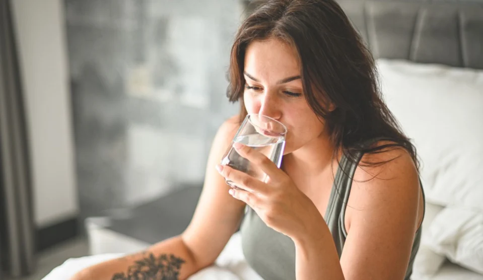 Mos e pini më ujin pas disa orësh  ekspertët zbulojnë  kufirin  që shumica e injoron