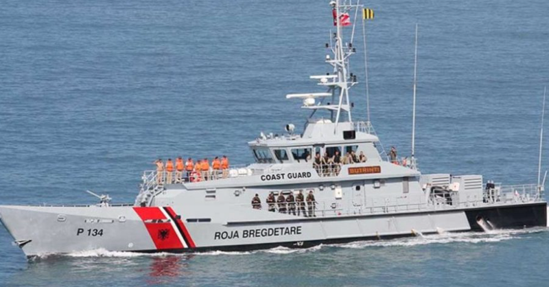 Veliera me dy turistë anglezë në bord mbetet det  rojat bregdetare të Durrësit ndërhyjnë dhe i kthejnë në det