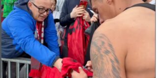 Tashmë është një idhull në Texas, Myrto Uzuni, autografë dhe foto me tifozët